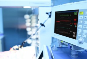 Krankenhaus mit Überwachungsmonitor rechts